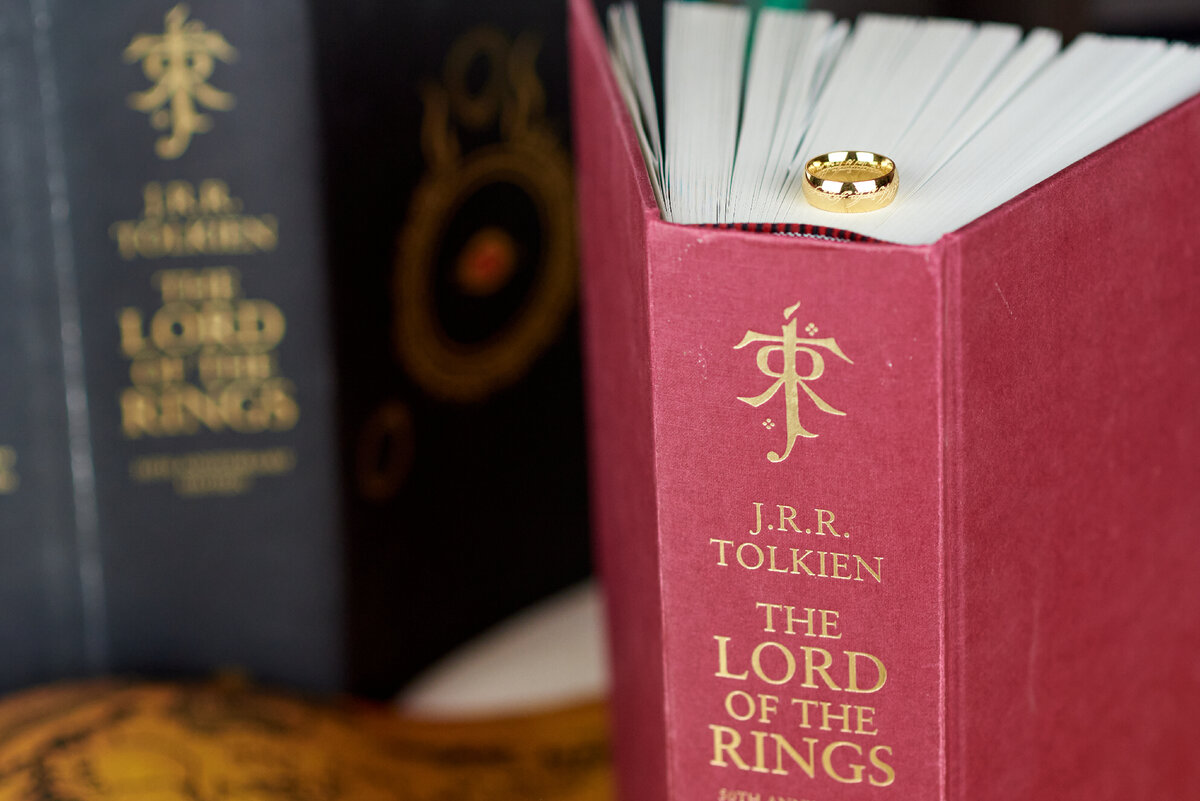 Мой томик "Властелина Колец". И моя прелесть)