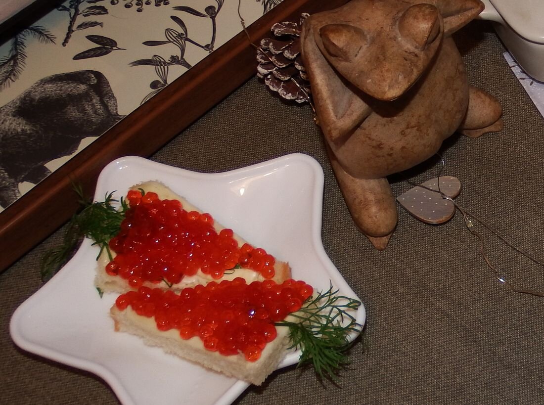 Начали с бутербродов в виде морковки. Два, но на мой взгляд щедрых.