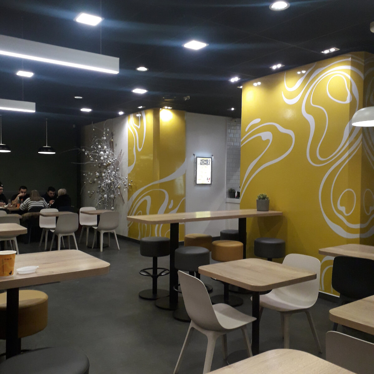 Несколько видов столов для посадки