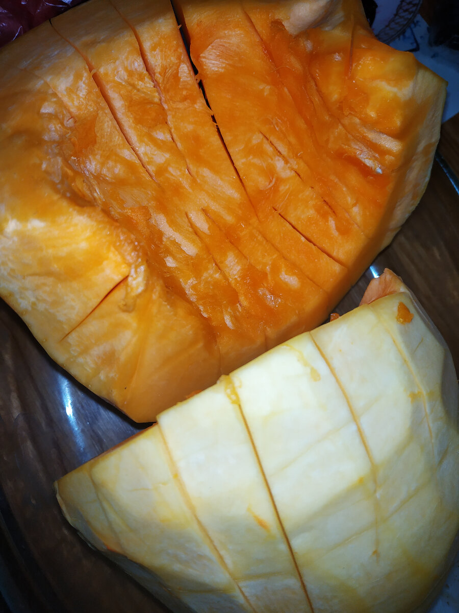 Нужно почистить тыкву, разрезать, сделать глубокие надрезы на каждом куске