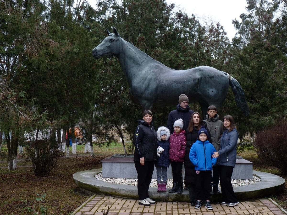 Перед старинным особняком конца 19 века имения «Восход» купцов Николенко как всегда нас ждал самый знаменитый в СССР жеребец Анилин, застывший на века в бронзе.