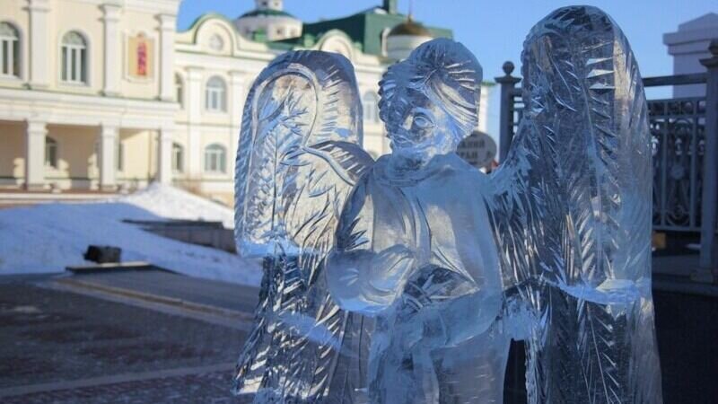     Ледовые композиции работы скульптура Владимира Антонова, члена Союзов художников России, украсила территорию главного храма Хабаровской епархии.