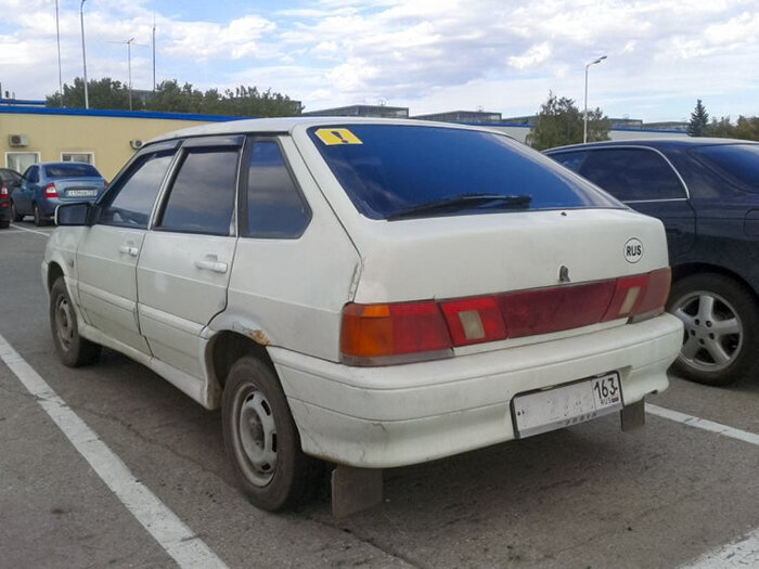 А это уже не моё фото. Я просто нашёл его в интернете. Но машина здесь чистая, а не под снегом. Поэтому тут гораздо лучше видны особенности задней части. Видно, что инженеры снизили погрузочную высоту, изменив крышку багажника и перенеся номер на бампер так, как это сделано у ВАЗ-2115. 