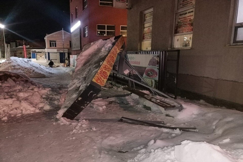     В Новосибирске под тяжестью снега рухнула остановка. Фото: предоставлено Ириной Сибриковой.