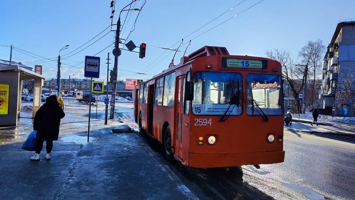     Трудности наблюдаются в работе нижегородского общественного транспорта из-за неблагоприятных погодных условий. Так, из-за обрыва контактного провода на улице Краснодонцев была приостановлена работа двух троллейбусных маршрутов. Об этом сообщили в ЦРТС.