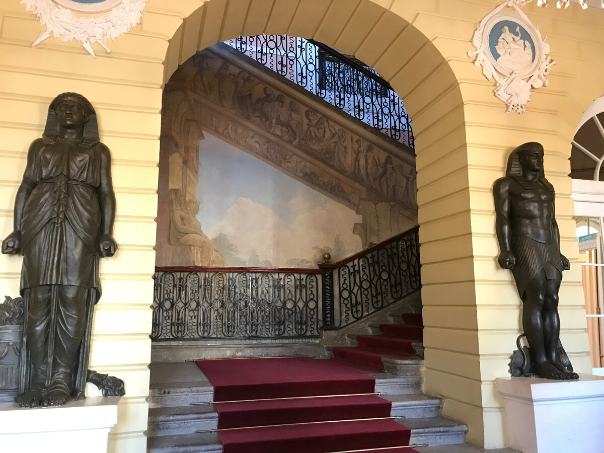  Выход к парадной лестнице из Египетского вестибюля.