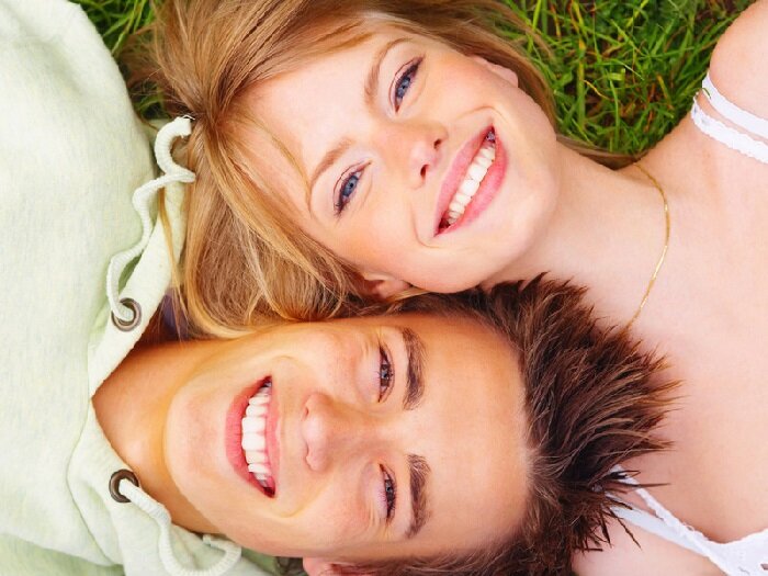 Фото Девушка и парень счастливые и спокойные.