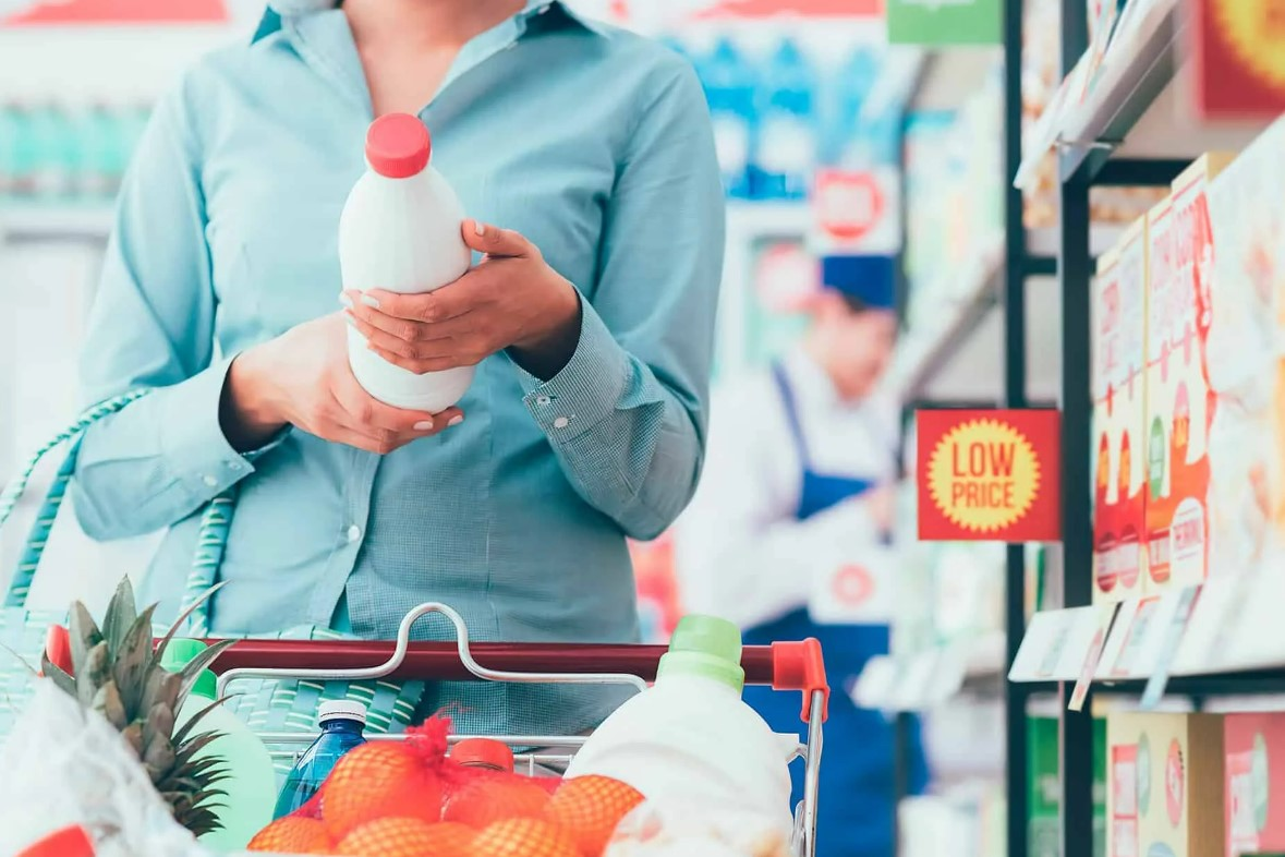 Продукты работают сейчас. Покупатель. Пищевая продукция. Покупатель выбирает продукт. Качество продуктов питания.