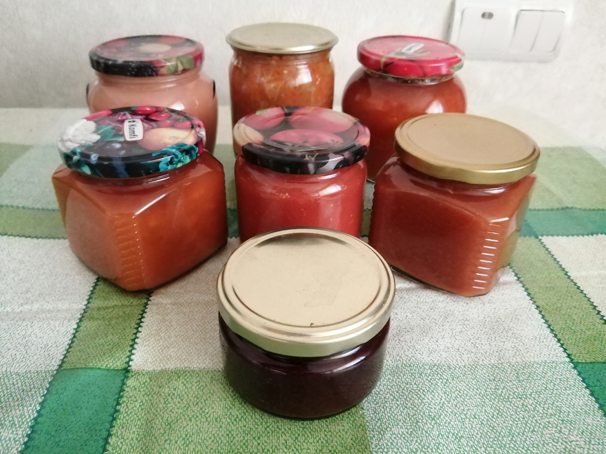 Достала несколько баночек и ...стою перед непростым выбором -- какой соус открыть к обеду...