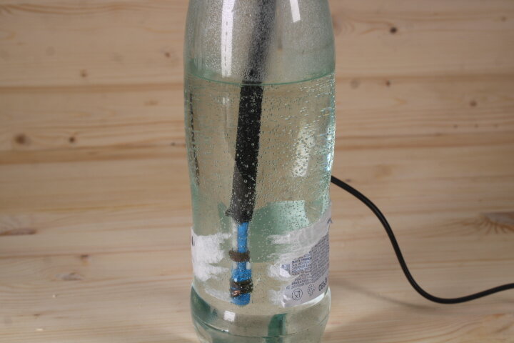 У соседа замерзла вода в пластиковой трубе в частном доме, показываю, как решить проблему своими руками