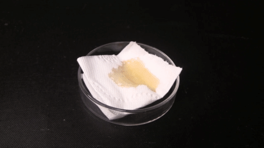 Так серная кислота действует на салфетку. Лучше не представлять, что будет, если пара капель кислоты из аккумулятора попадет на кожу.