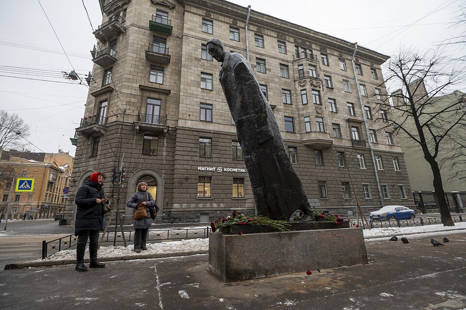     Памятник Блоку вызвал ассоциации с Пизанской башней. Юлия ПЫХАЛОВА