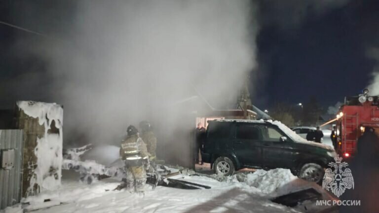    В Новотроицке на пожаре в загоревшемся автомобиле и гараже пострадал хозяин дома Андрей Севостьянов