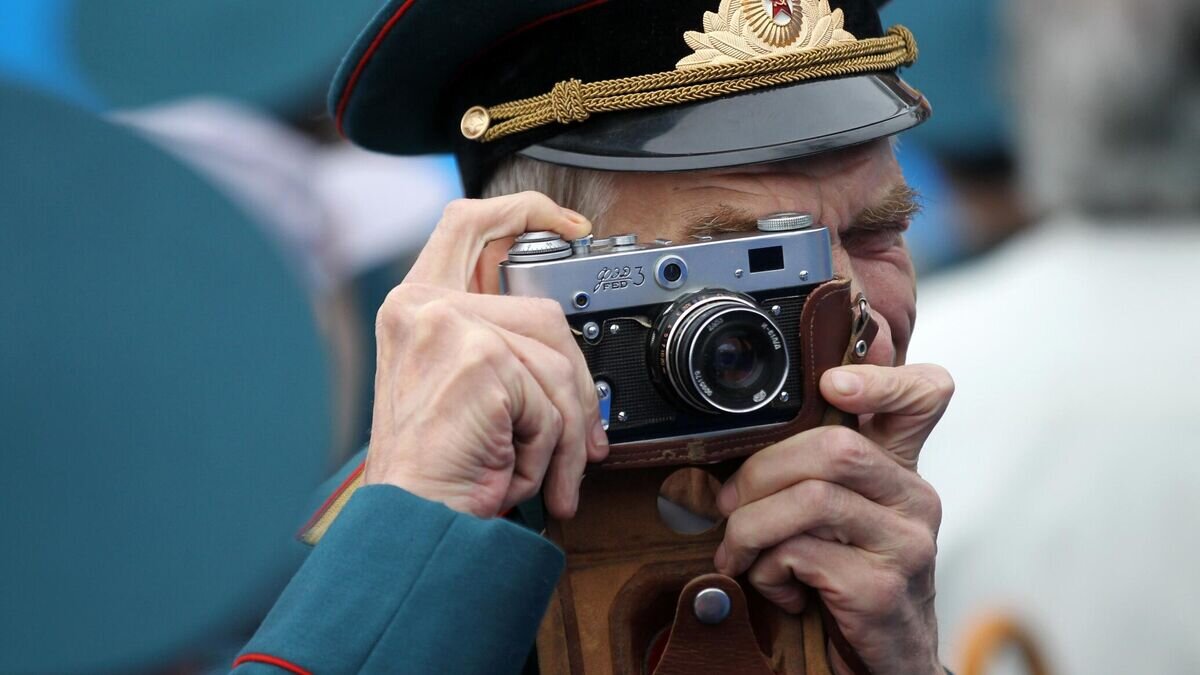 Мужчина фотографирует на фотоаппарат ФЭД© РИА Новости / Андрей Мосиенко