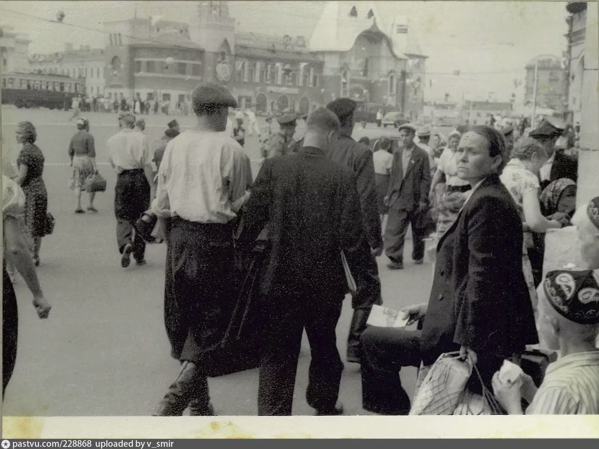 Комсомольская площадь у Казанского вокзала, 1957 г. Автор: Lindsay Anderson.