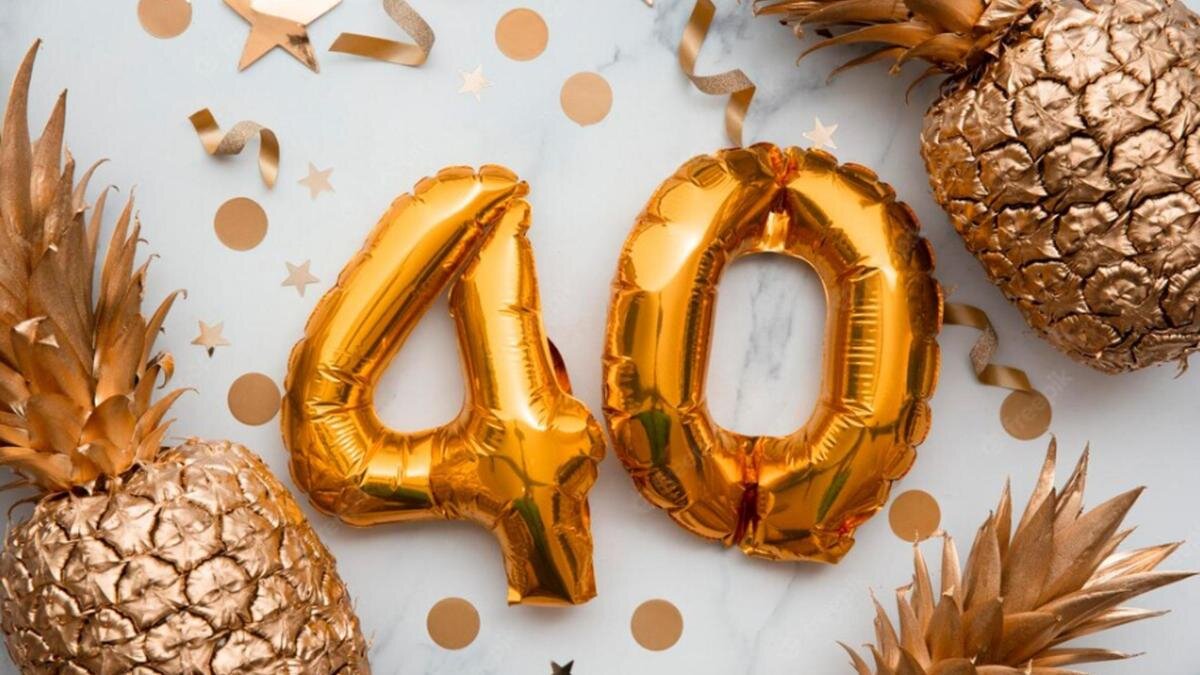    Цифра 40 на праздничном фоне:Freepik