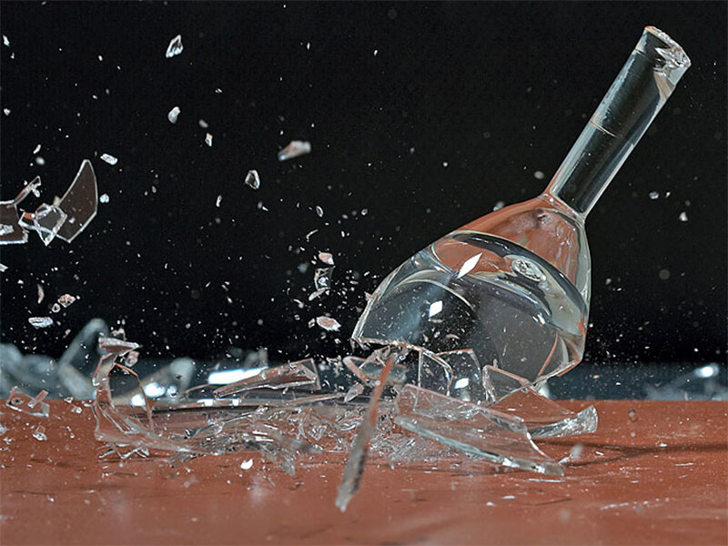 бокалы с шампанским. разбилась посуда примета. бокалы с шампанским. разбить бокал в новогоднюю ночь примета. шампанское наливают новый год.