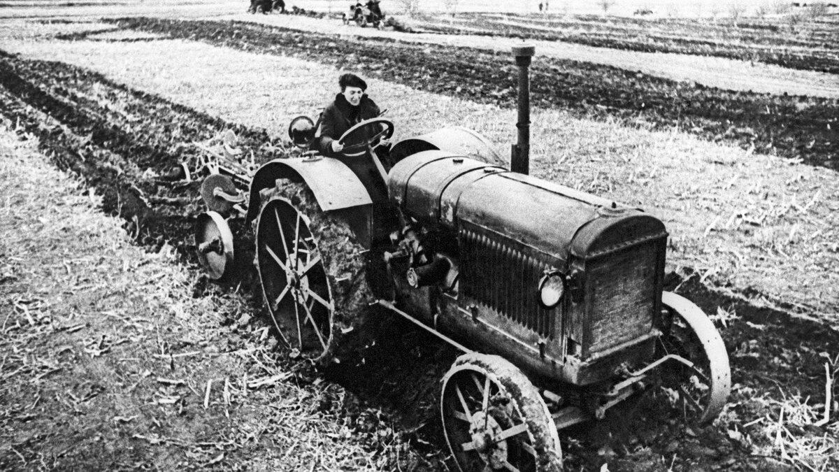 Первая в ссср женская тракторная бригада. Фордзон-Путиловец трактор. Трактористка 1933.