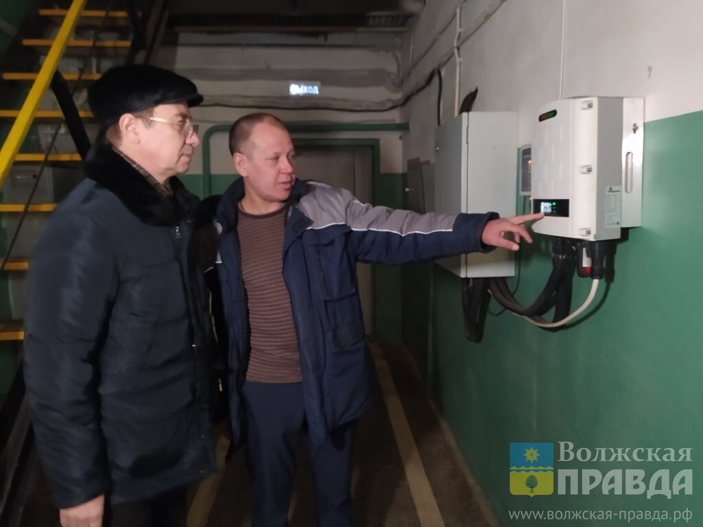 Юрий Орлов (слева) и Сергей Морозов инспектируют работу солнечных батарей📷    В Волжском проверили «зеленую энергетику» в действии
