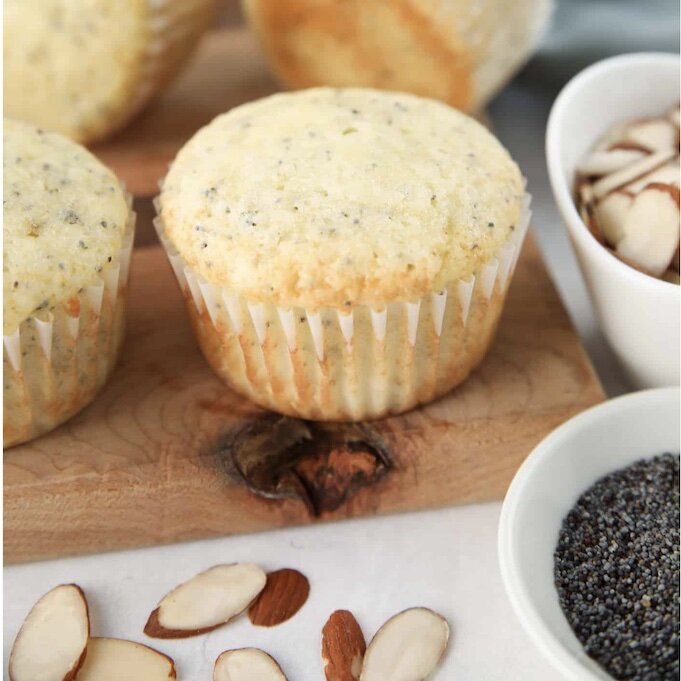 Миндальный кекс. Кекс с миндалем. Миндальные кексики. Кекс песочный с кремом. Миндальный кекс.