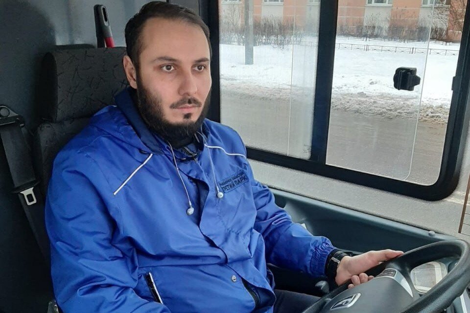     Водитедь автобуса спас человека с приступом эпилепсии. Фото: Комитет по транспорту СПб
