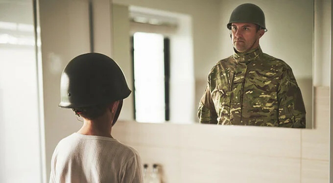 В России служба в армии — часто стресс для семьи призывника. Почему одни родители спокойно отпускают сына в армию, а другие «спасают» его всеми доступными способами?