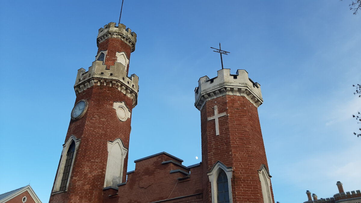 Куранты на главных воротах 