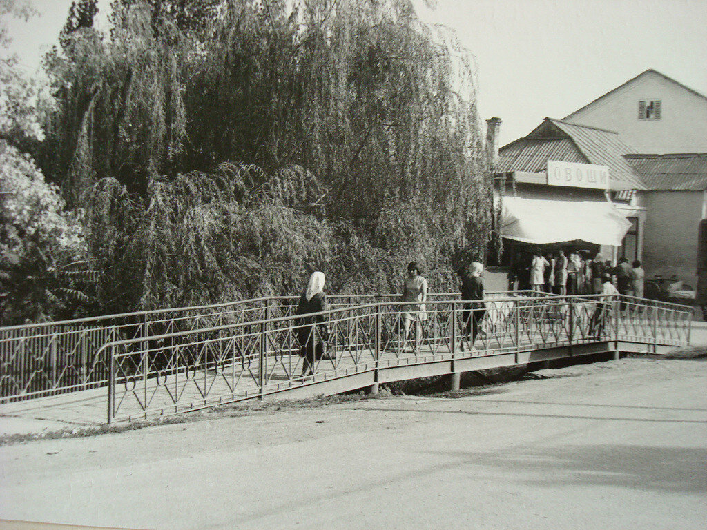 Так выглядел МОСТИК примерно в начале семидесятых годов прошлого века. Фото из архива школы посёлка