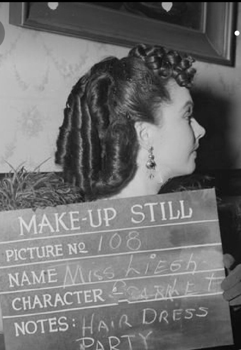 Нашла вот это не цветное фото, где хорошо видна прическа сбоку. Так можно понять ее устройство. (фото из открытых источников)