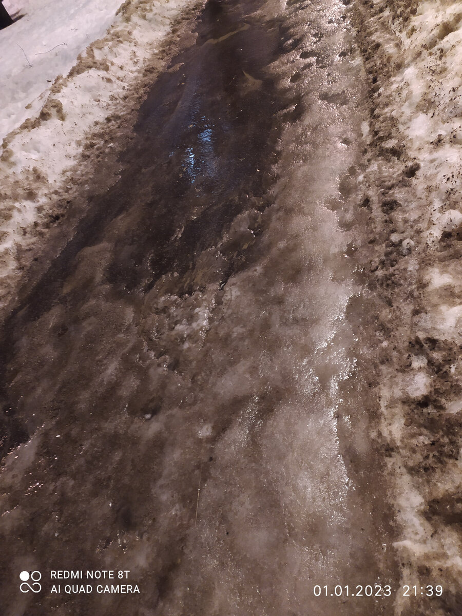 Доходы стали таять, а Дзен захлестнуло потоками грязи. Фото автора.