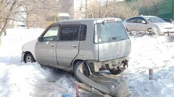     Хозяева авто не церемонятся и паркуются прямо на тротуарах для пешеходов. Пройти по улице просто невозможно.