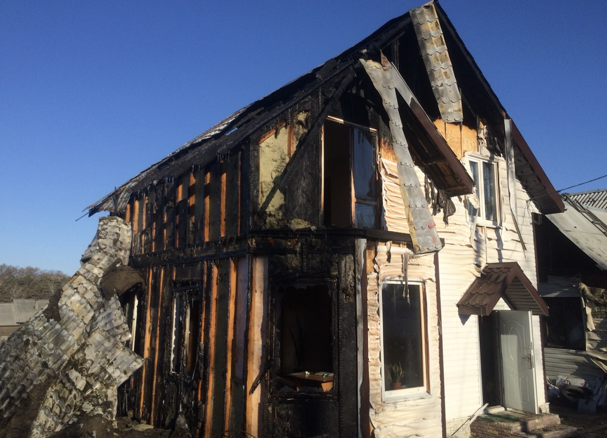 Последствия пожара. Прошу обратить внимание на дом который стоит позади нашего карманника. На нем от жары поплыл фасад и лопнули окна от пожара. 