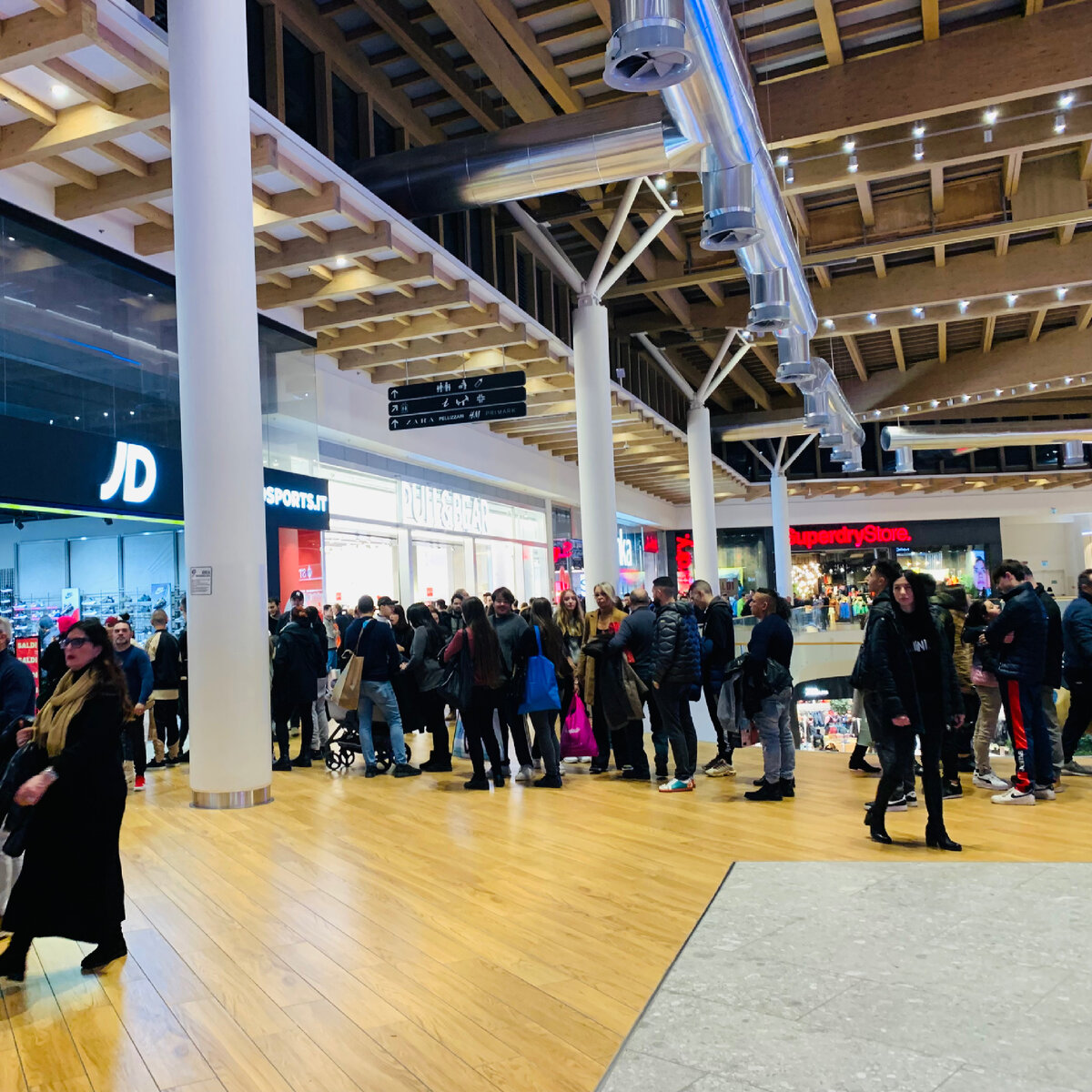 За кроссовками тоже очередь