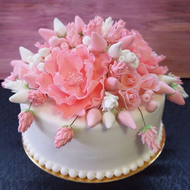 Торт с покрытием из мастики и сахарными цветами