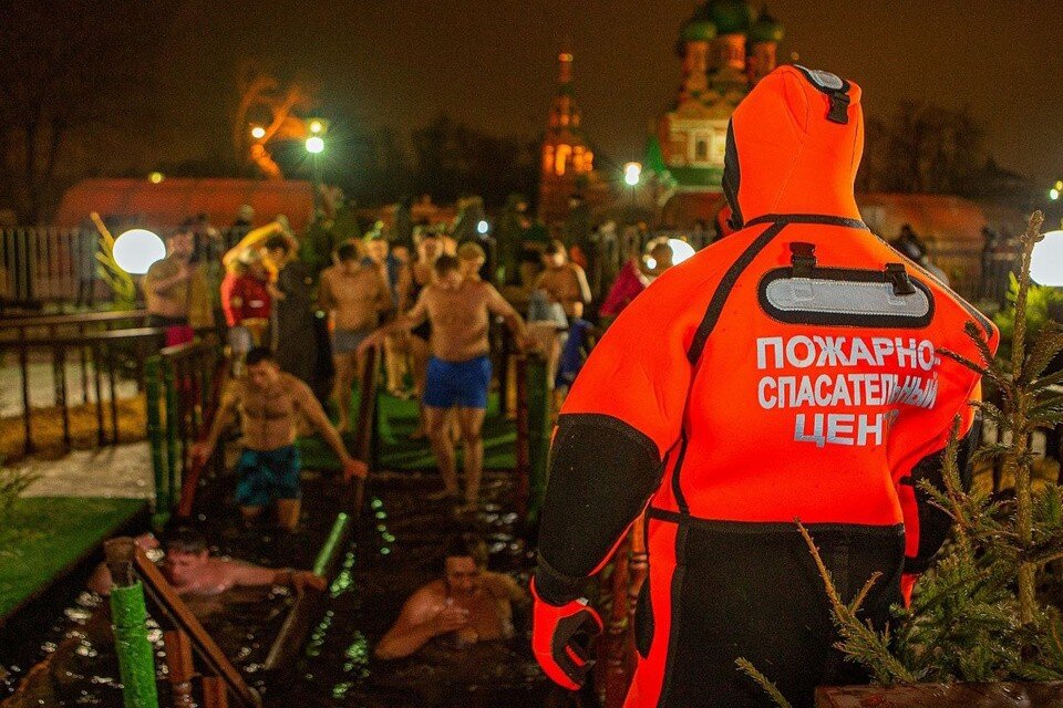     Московские спасатели и пожарные контролируют безопасность в местах крещенских купаний Фото: Официальный канал Департамента по делам гражданской обороны, чрезвычайным ситуациям и пожарной безопасности города Москвы
