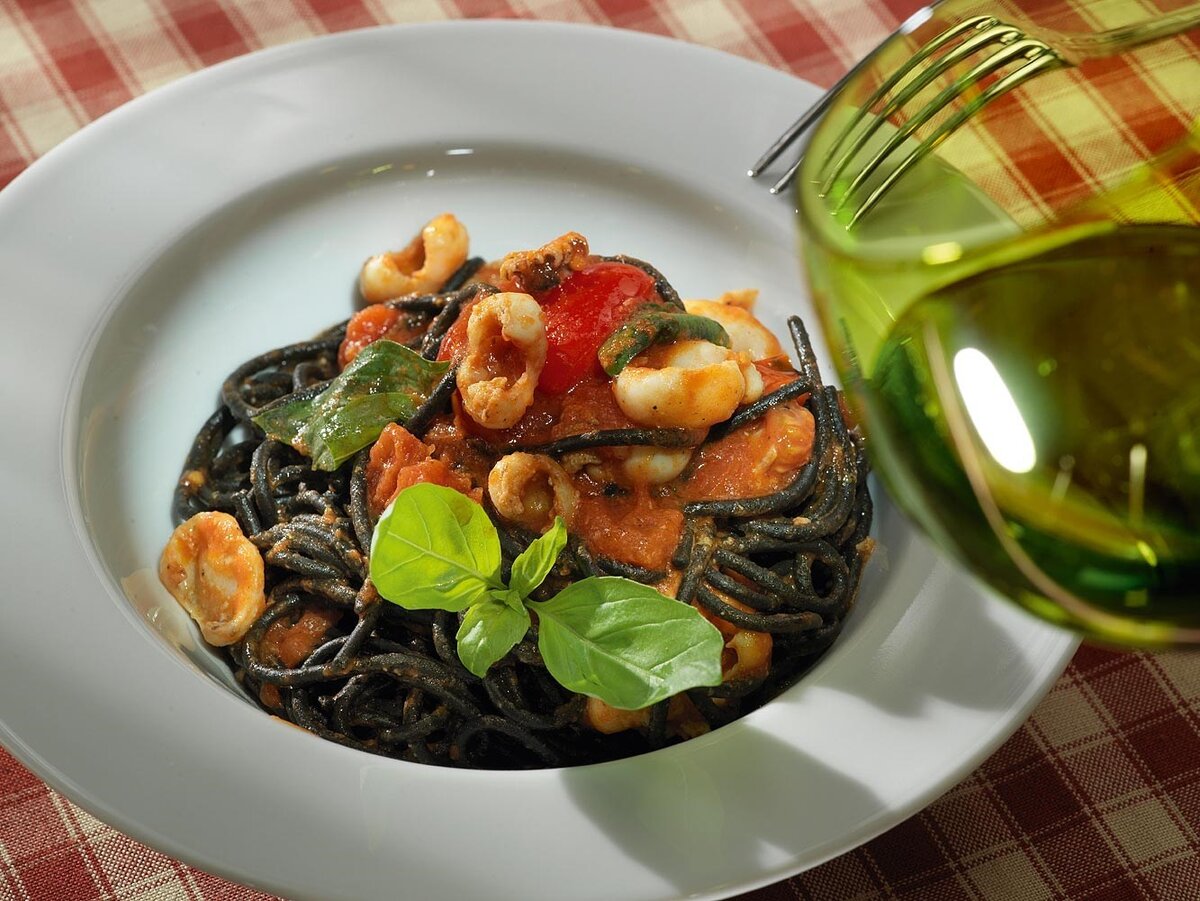    Черные спагетти с соусом из помидо­ров и каракатиц