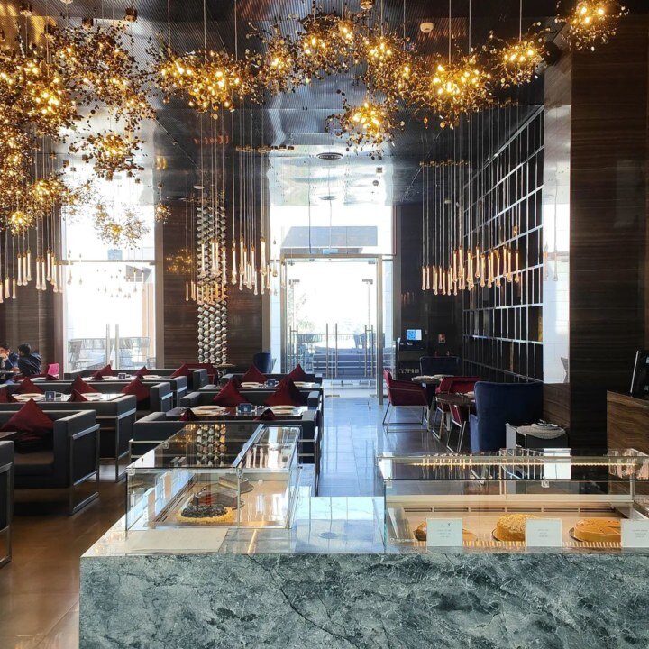 Новосибирский предприниматель Евгений Велижанин открыл ресторан в ОАЭ. Фото с личной страницы в соцсетях