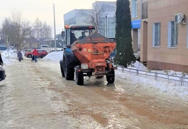 Чем посыпать дорожки от гололёда эффективно и надолго?