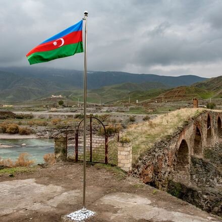 Флаг Азербайджана, установленный у границы с Ираном.
