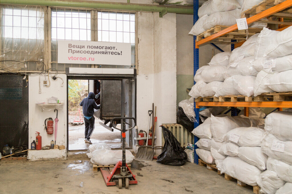 Вещи в донбасса москве. Товары первой необходимости для беженцев. Штаб гуманитарной помощи для беженцев. Сбор вещей для нуждающихся. Гуманитарка пункт.