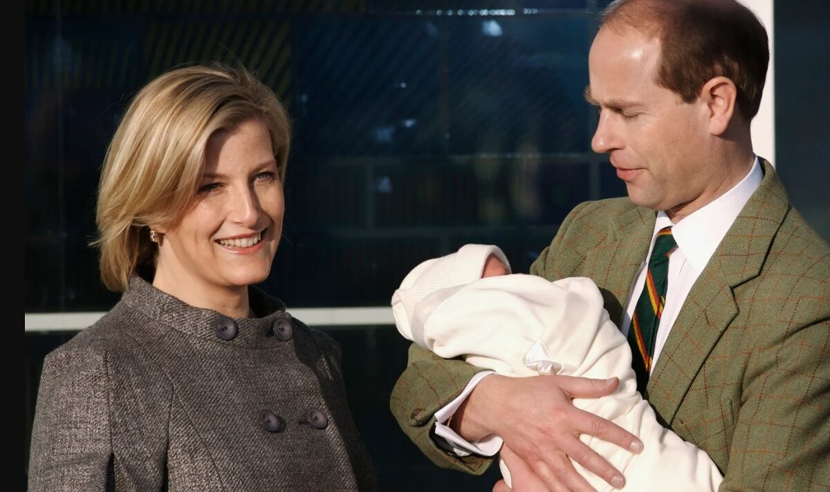 Эдвард и Софи с новорожденным Джеймсом