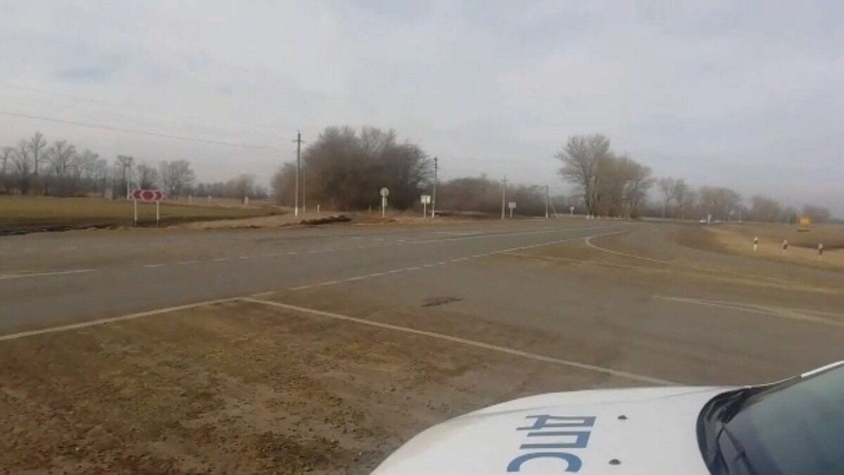     На некоторых участках ветер может буквально сдувать машины с проезжей части из-за скользкого асфальта, сообщили в управлении Госавтоинспекции.