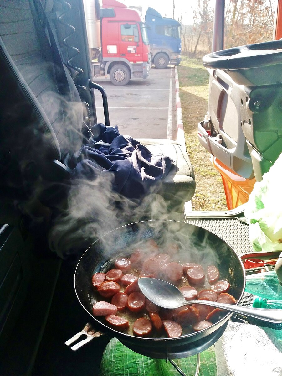 Вчера еще 20 января готовила завтрак! Ляпота, солнышко, теплынь. (Между Новороссийском и Краснодаром). Пока милый умывался и делал зарядку, пришел уже на готовый завтрак.