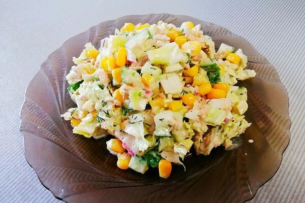 Салат который стоит попробовать. С тунцом, кукурузой и свежими огурцами.