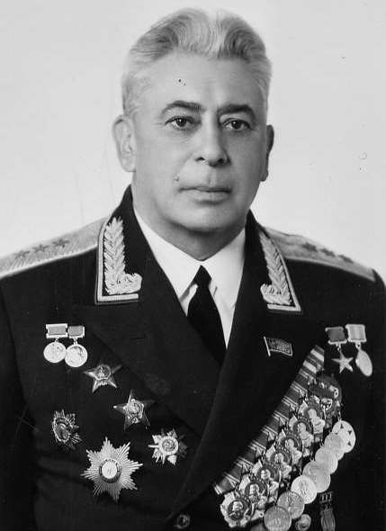 На фото: Комаровский Александр Николаевич (7.5.1906 - 1973), один из руководителей ГУЛАГа, генерал армии (1972), доктор технических наук (1956), Герой Социалистического Труда (1949), лауреат Сталинской премии (1951).