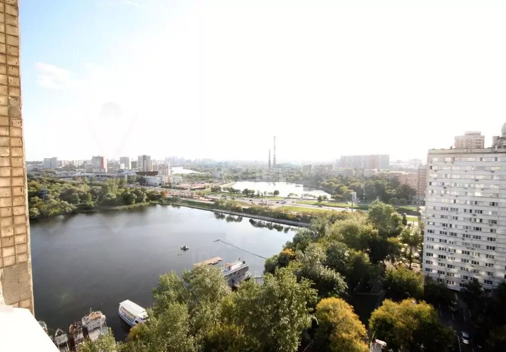 Справа в кадре Трофимова д.16. Прямо у дома в затоне плавбаза МЧС. Вид на воду дорогого стоит