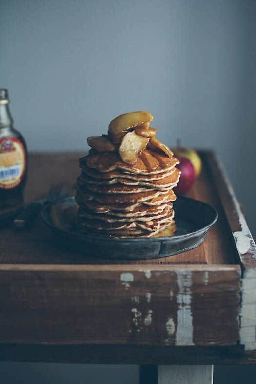    Панкейки с яблоками, корицей и кленовым сиропом