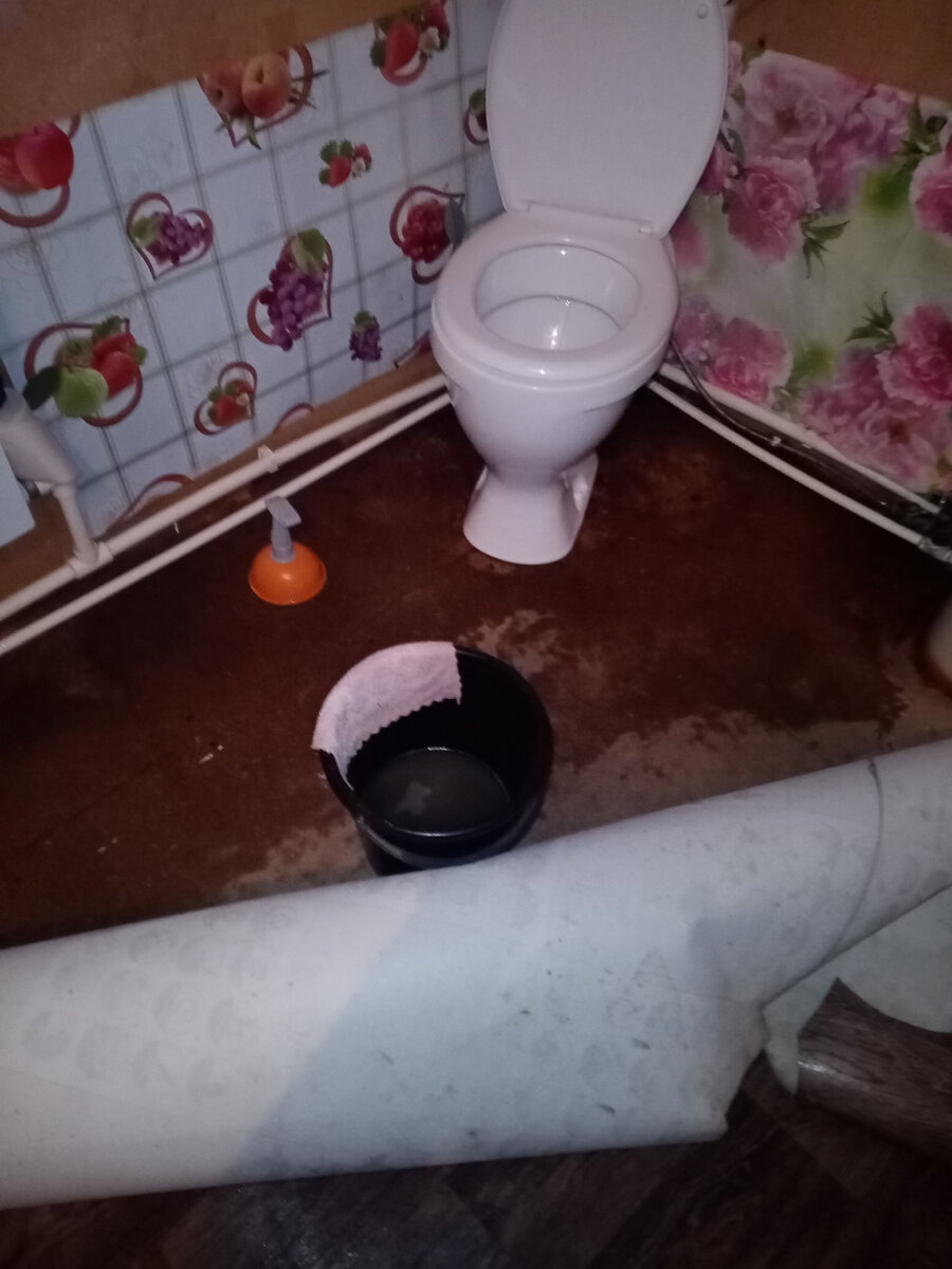 Это ещё не всё, надо было сразу воду перекрывать, а я не догадалась и пока машинка достирала у меня вообще все полы залило. Пришлось всё выносить и линолеум поднимать. 