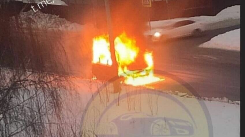     В Казани на улице Патриса Лумумбы сгорел автомобиль Mitsubishi. Об этом очевидцы сообщили в Telegram-канале Region 116.