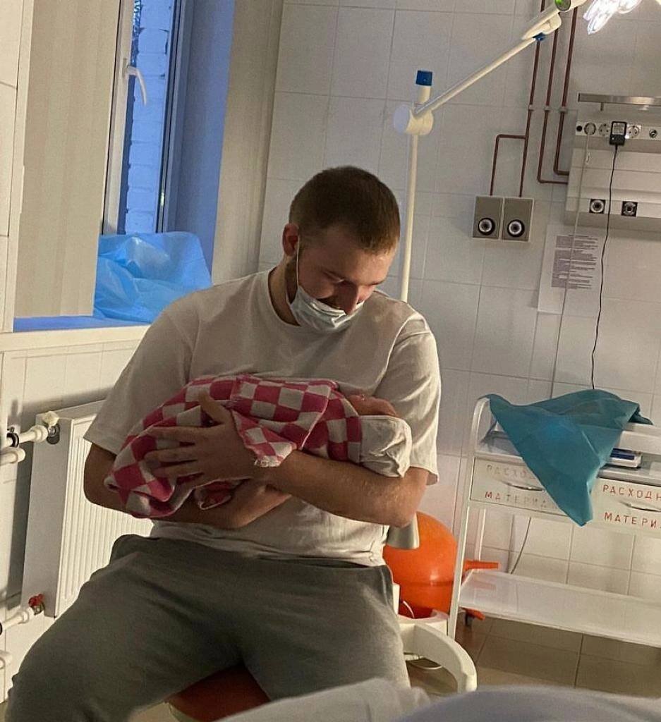     Анатолий Никитин держит на руках новорожденную дочь фото: соцсети